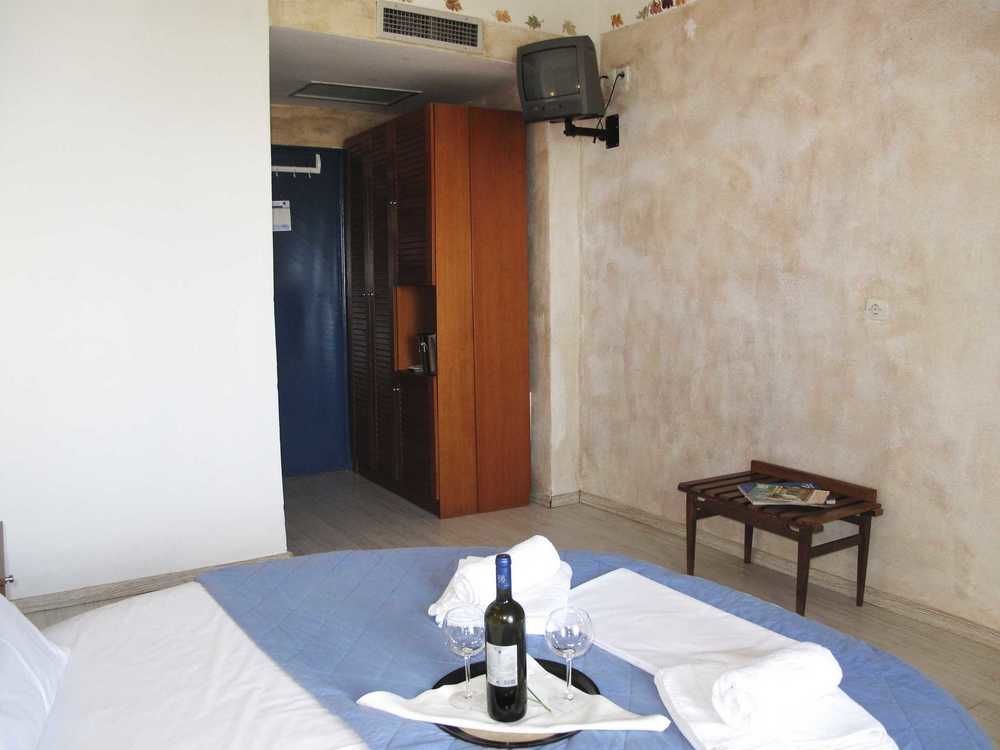 Hotel Azur Kриопиги Екстериор снимка